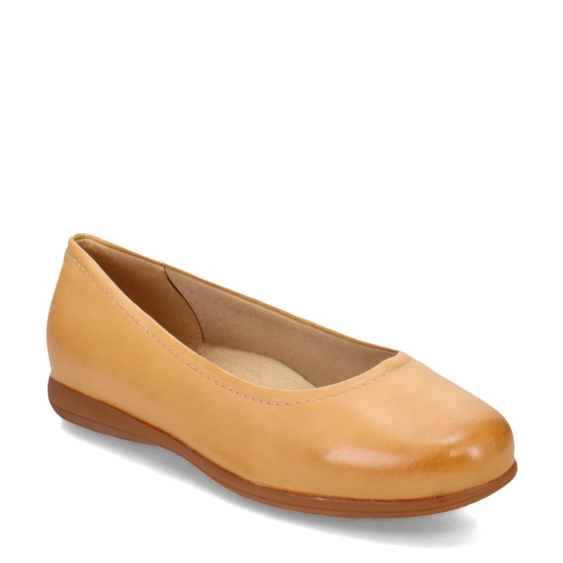 T1904253 Womens Trotters Darcey Flat Tan