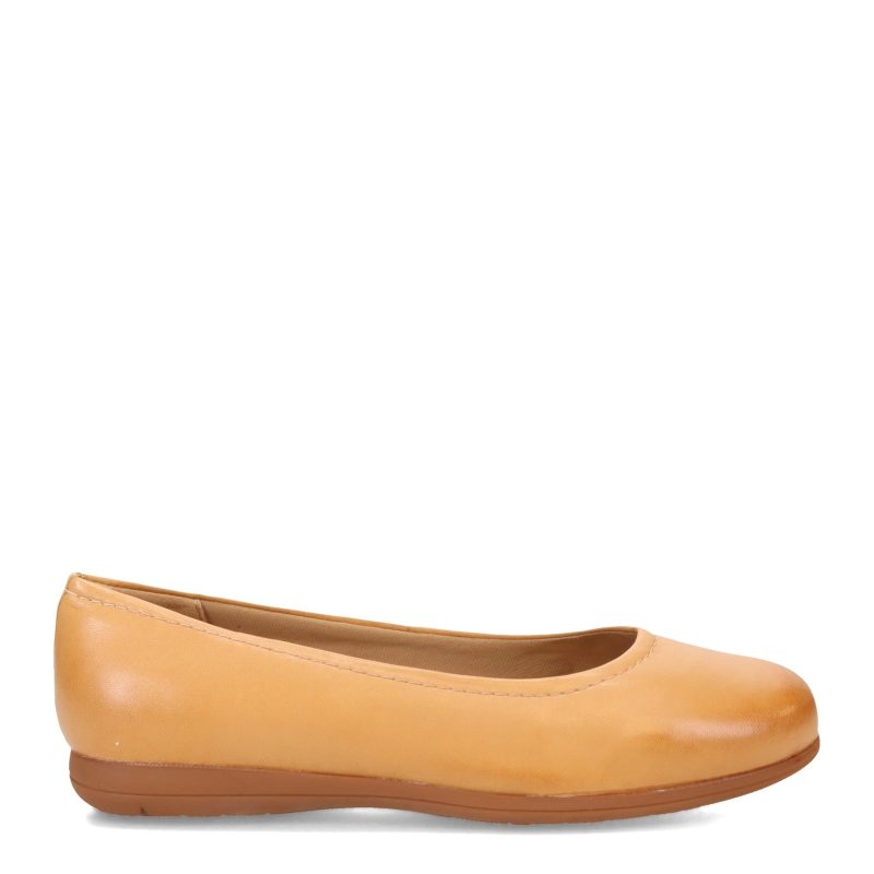 T1904253 Womens Trotters Darcey Flat Tan 1