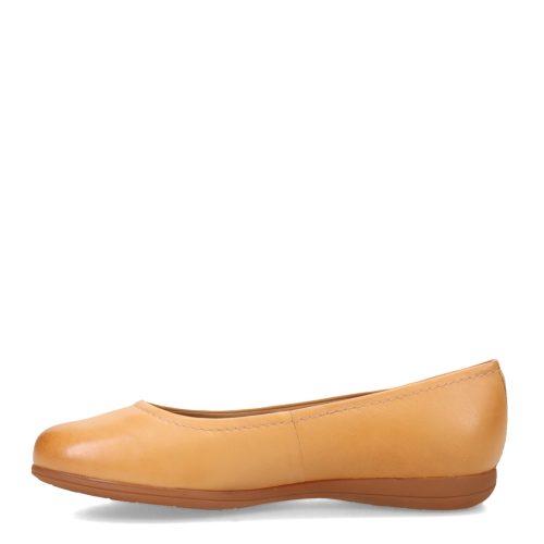 T1904253 Womens Trotters Darcey Flat Tan 3