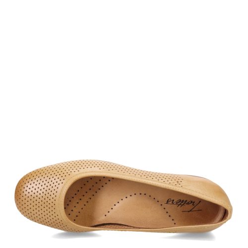 T1904299 Womens Trotters Darcey Flat Tan Perf 5